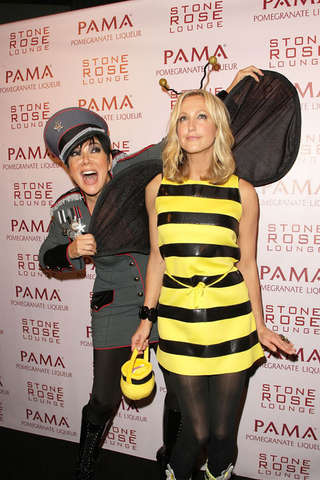 Illustration for article titled Celebs In Costume At "Masquerades" Are Totally Recognizable